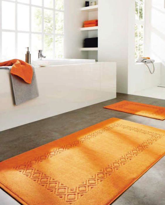 serviette de toilette et tapis de bain colorés